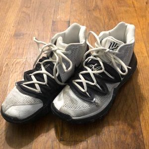 Kyrie Nike basketball sneakers Sz 7